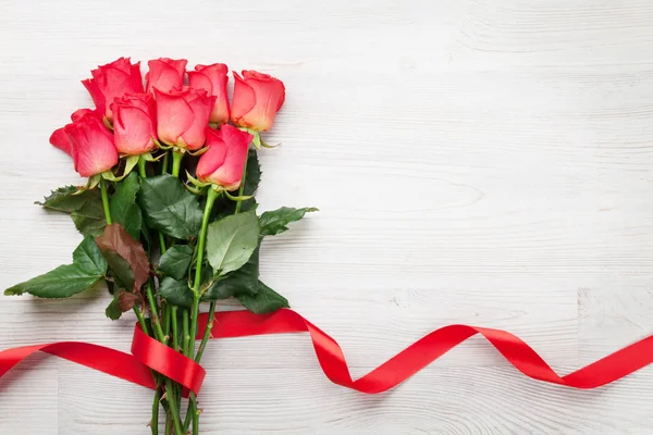 Tarjeta Felicitación San Valentín Con Rosas Rojas Sobre Fondo Madera — Foto de Stock