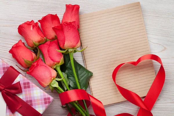 Valentijnsdag Wenskaart Met Rode Rozen Hart Vormig Lint Houten Achtergrond — Stockfoto