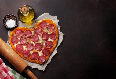 Kalp biberli ve mozzarella pizza şeklinde. Sevgililer günü tebrik kartı. Üstten Görünüm 