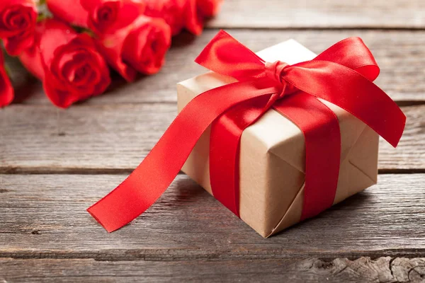 Walentynki Prezent Pudełko Czerwone Róże Podłoże Drewniane — Zdjęcie stockowe