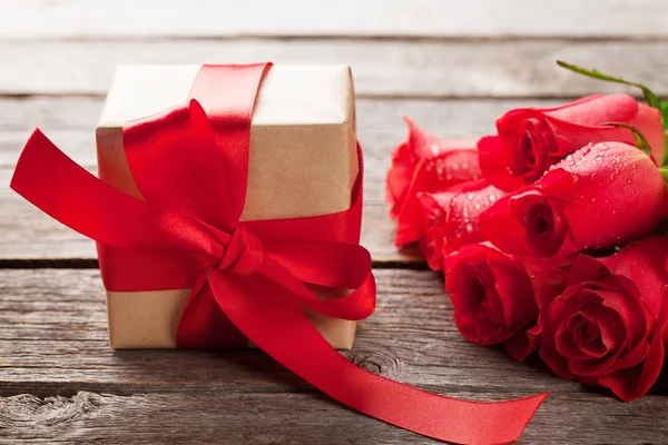 Valentijnsdag Geschenk Doos Rode Rozen Houten Achtergrond — Stockfoto
