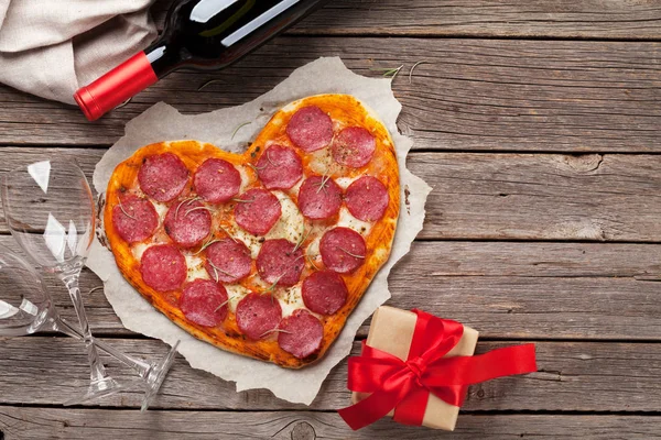 Pizza Forma Coração Com Pepperoni Mussarela Garrafa Vinho Tinto Dia — Fotografia de Stock