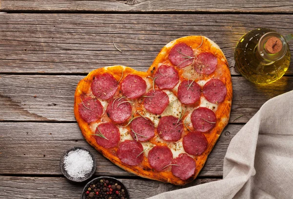 Herzförmige Pizza Mit Peperoni Und Mozzarella Valentinstag Grußkarte Draufsicht Mit — Stockfoto