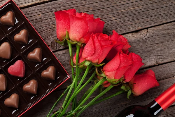 Valentines Day Greeting Card Red Roses Heart Shaped Chocolate Wooden — Stock Photo, Image