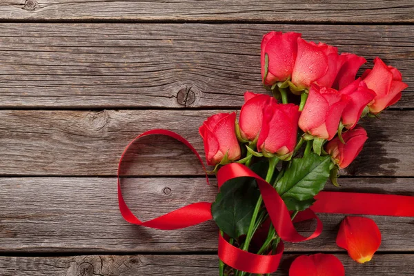 Dia Dos Namorados Cartão Saudação Com Rosas Vermelhas Fundo Madeira — Fotografia de Stock