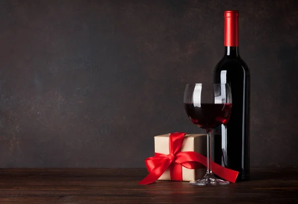 Valentijnsdag Wenskaart Met Rode Wijn Cadeau Doos Houten Tafel Met — Stockfoto