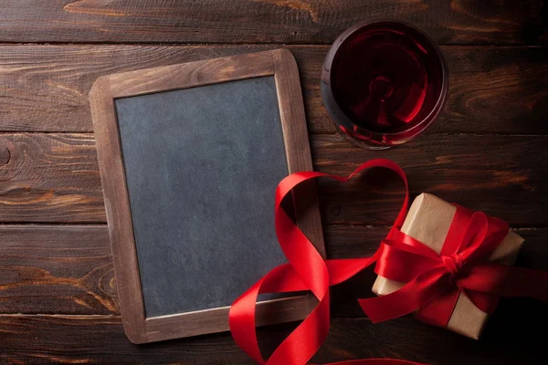 Tarjeta Felicitación San Valentín Con Vino Tinto Caja Regalo Mesa — Foto de Stock