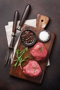 Ham bonfile taş masada yemek. Üstten Görünüm