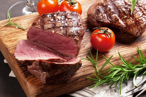 Steaks Filet Grillés Sur Planche Découper — Photo
