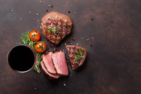 フィレ肉のグリル ステーキと赤ワインのガラス スペース平面図 — ストック写真