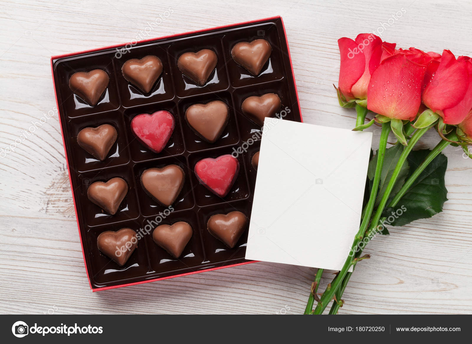Sevgililer Günü Tebrik Kartı Kırmızı Gül Kalp Şeklinde Çikolata Ahşap
