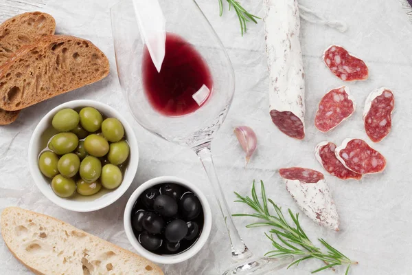 Salame Salsiccia Olive Pane Tostato Bicchiere Vino Rosso Antipasto Carne — Foto Stock