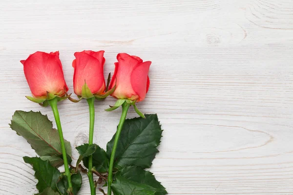 Tarjeta Felicitación San Valentín Con Rosas Rojas Sobre Fondo Madera — Foto de Stock