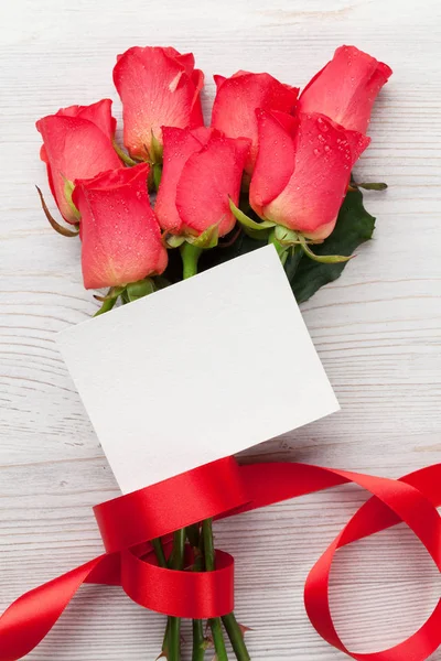 Valentijnsdag Wenskaart Met Rode Rozen Houten Achtergrond Bovenaanzicht Met Ruimte — Stockfoto