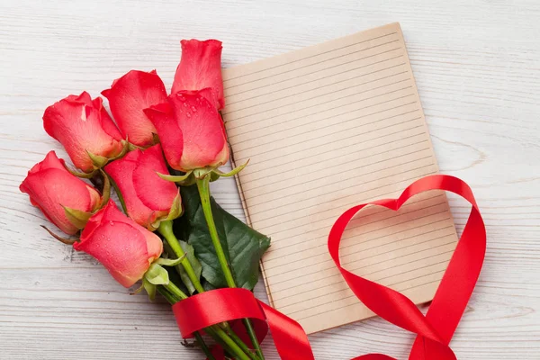 Valentinstag Grußkarte Mit Roten Rosen Und Herzförmigem Band Auf Holzgrund — Stockfoto