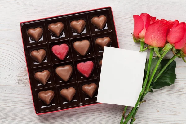 Dia Dos Namorados Cartão Saudação Com Rosas Vermelhas Chocolate Forma — Fotografia de Stock