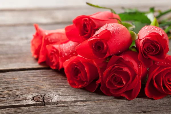 Valentijnsdag Wenskaart Met Rode Rozen Houten Tafel — Stockfoto