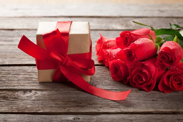 Valentijnsdag Geschenk Doos Rode Rozen Houten Achtergrond — Stockfoto