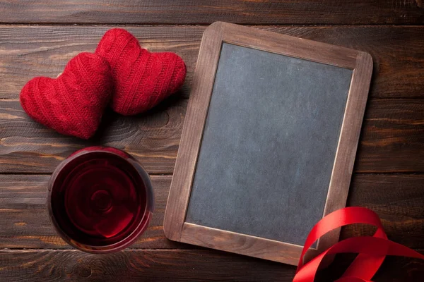 Valentijnsdag Wenskaart Met Rode Wijn Decoratieve Harten Houten Tafel Met — Stockfoto