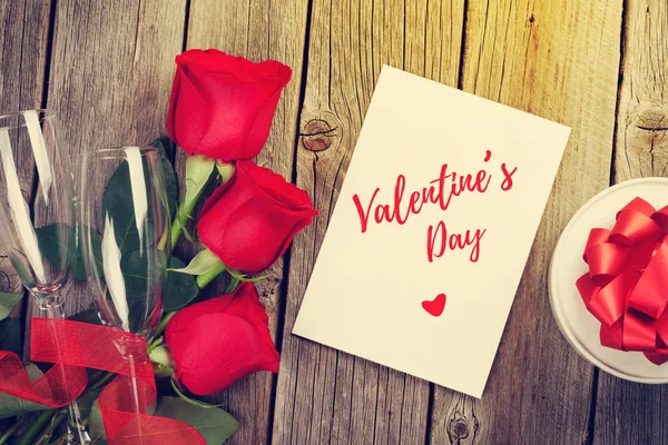 Biglietto Auguri San Valentino Confezione Regalo Rose Rosse Sul Tavolo — Foto Stock