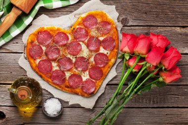 Kalp biberli ve mozzarella ve kırmızı gül buketi pizza şeklinde. Sevgililer günü tebrik kartı.