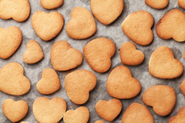Kalp gingerbread çerezleri şeklinde. Sevgiliye arka plan