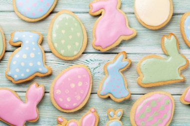 Ahşap tablo Easter renk gingerbread çerezleri. Yumurta ve tavşan. Üstten Görünüm 