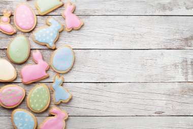 Ahşap masa üzerine krema ile Paskalya gingerbread çerezleri. Kopya alanı ile Üstten Görünüm 