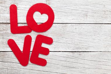 Sevgililer günü tebrik kartı ile aşk kelime kopya alanı ile ahşap arka plan üzerinde 