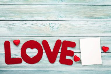 Sevgililer günü tebrik kartı ile aşk kelime kopya alanı ile mavi ahşap arka plan üzerinde 
