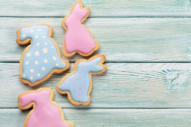 Ahşap masa üzerine krema ile Paskalya gingerbread çerezleri. Kopya alanı ile Üstten Görünüm 