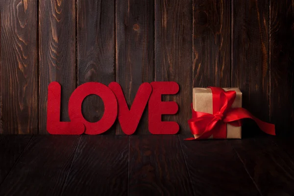 情人节贺卡与礼品盒和爱情字在木背景 — 图库照片