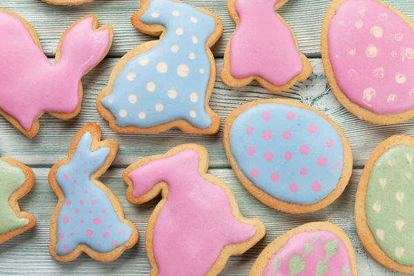 复活节颜色的姜饼饼干在木桌上 鸡蛋和兔子 顶部视图 — 图库照片