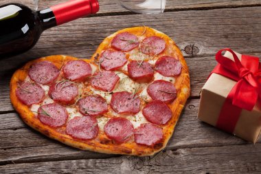Kalp biberli ve mozzarella ve kırmızı şarap şişesi pizza şeklinde. Sevgililer günü tebrik kartı.
