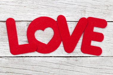 Sevgililer günü tebrik kartı ile aşk kelime ahşap arka plan üzerinde