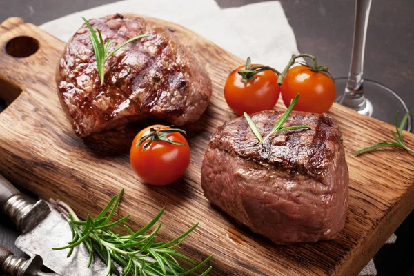 Steaks Filet Grillés Sur Planche Découper — Photo