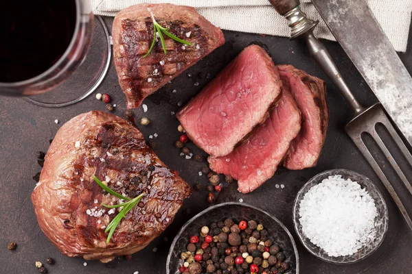 Bistecche Filetto Alla Griglia Sul Tagliere Bicchiere Vino Rosso Vista — Foto Stock