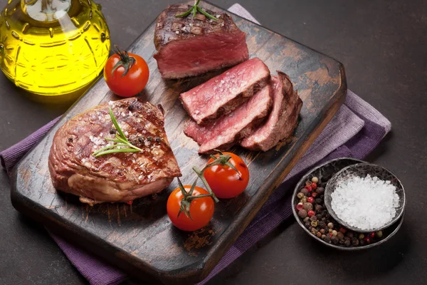 Grillad Laxfilé Biffar Skärbräda — Stockfoto