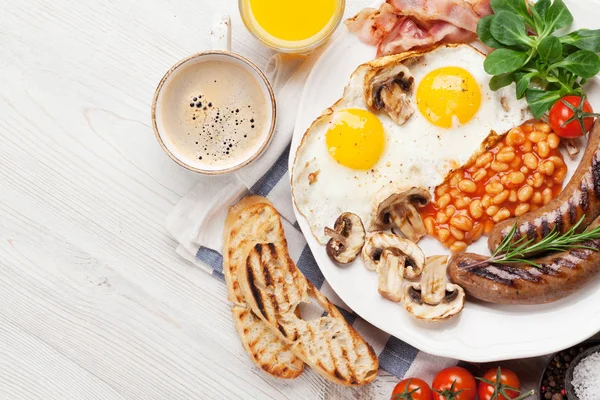 英式早餐 在木桌上煎蛋 西红柿 橙汁和咖啡杯 具有复制空间的顶部视图 — 图库照片