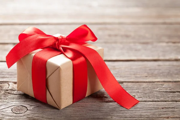 Caja Regalo San Valentín Sobre Fondo Madera Con Espacio Copia — Foto de Stock