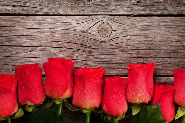 Valentijnsdag Wenskaart Met Rode Rozen Houten Tafel Bovenaanzicht Met Ruimte — Stockfoto