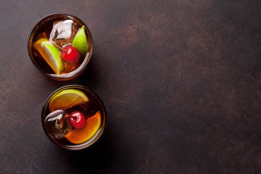 Cuba libre kokteyl bardağı. Kopya alanı ile Üstten Görünüm