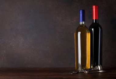 Kırmızı ve beyaz şarap şişeleri blackboard duvar önünde. Kopya alanı ile