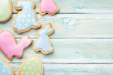 Mavi ahşap tablo Easter gingerbread çerezleri. Üstten Görünüm alanı ile