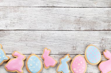 Ahşap tablo Easter gingerbread çerezleri. Üstten Görünüm alanı ile 