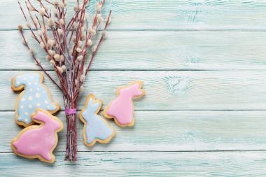 Ahşap tablo Easter gingerbread çerezleri. Renkli tavşan. Üstten Görünüm alanı ile