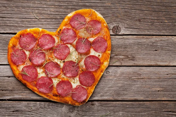 Herzförmige Pizza Mit Peperoni Und Mozzarella Ansicht Von Oben — Stockfoto
