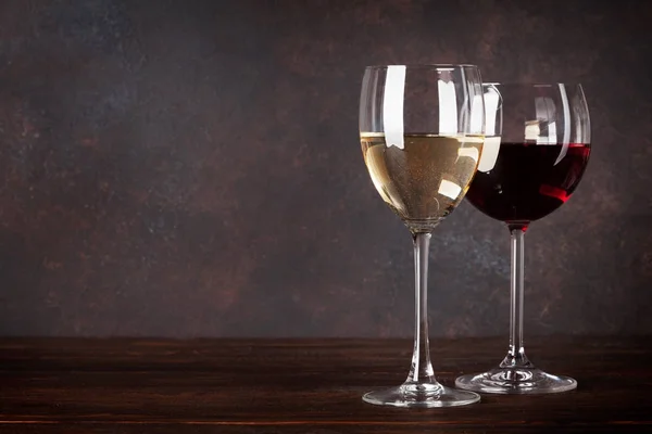 Κόκκινο Και Λευκό Γυαλιά Κρασιού Στο Μέτωπο Του Τοίχου Μαυροπίνακα — Φωτογραφία Αρχείου
