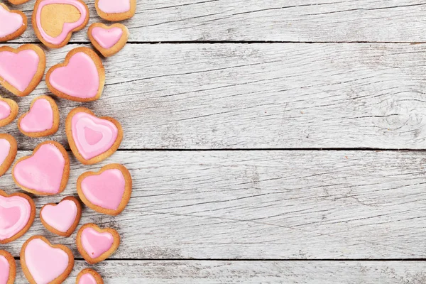 Valentijnsdag Wenskaart Met Hart Vormige Peperkoek Cookies Houten Achtergrond Met — Stockfoto