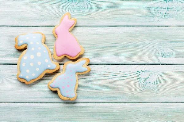 Osterlebkuchen Auf Dem Holztisch Bunte Kaninchen Ansicht Von Oben Mit — Stockfoto